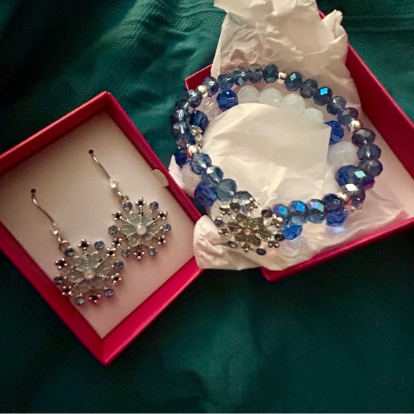 New Studio 1886 Avon Company Bracelet & Earrings Set Holly Jolly Snowfla… - Picture 3 of 7